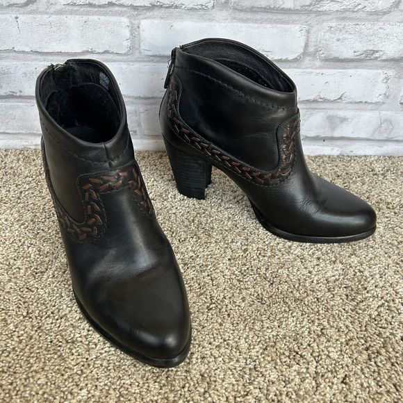 Shoes - UGG black Charlotte ankle booties brown leather size 6